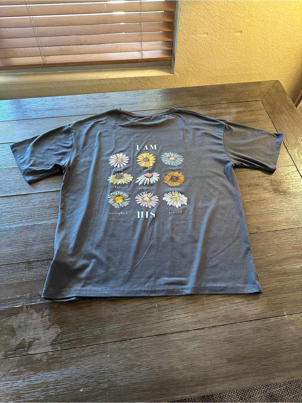 Sz Med women's I AM HIS Floral Daisy Graphic Religious Tee